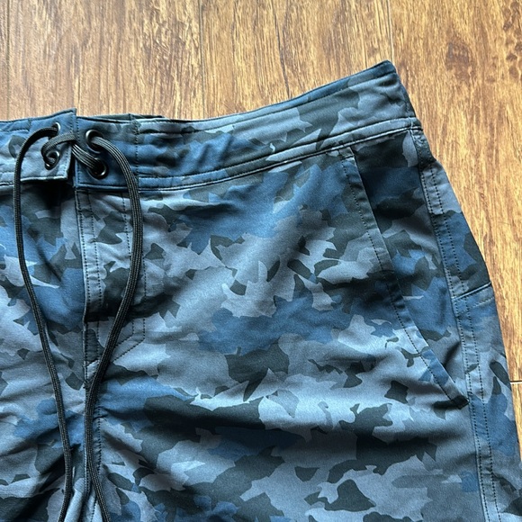 HUMANKIND  Boardshort 5” in Black Camo, Size Large, swim bottoms, gym shorts - Picture 6 of 10